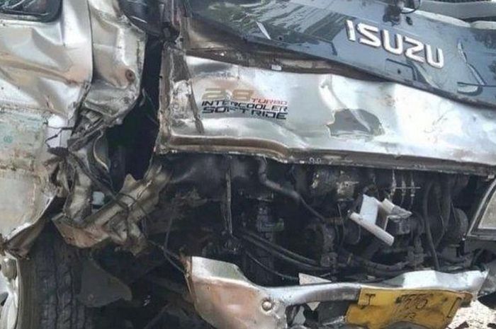 Kondisi Isuzu Elf yang hajar sejumlah pemotor di Karawang, Minggu (15/05/2022).