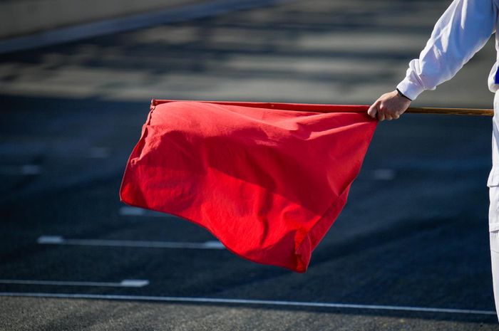 Red Flag dikibarkan di Moto3 Prancis 2022 akibat hujan. Mario Aji tengah melesat cepat 