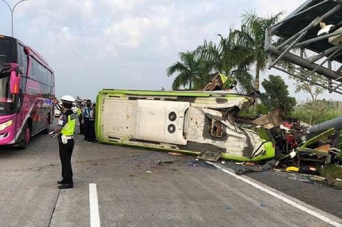 Insiden kecelakaan bus pariwisata Ardiansyah di tol Sumo, Senin (16/05/2022).