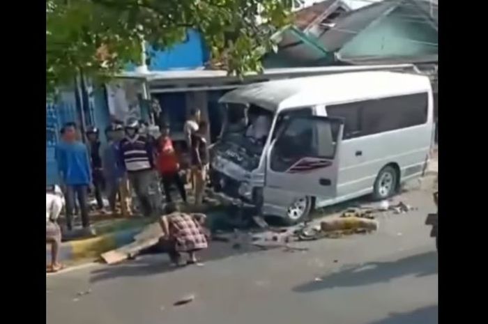 Kondisi Isuzu Elf setelah terjang 17 pemotor hingga sebabkan 7 nyawa tewas di Tamelang, Purwasari, Karawang, Jawa Barat