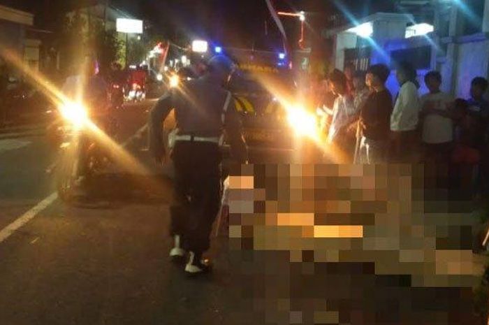 Polisi mengamankan jenazah pengendara Honda PCX yang tewas tertabrak truk di Tulungagung, Minggu (15//5/2022)