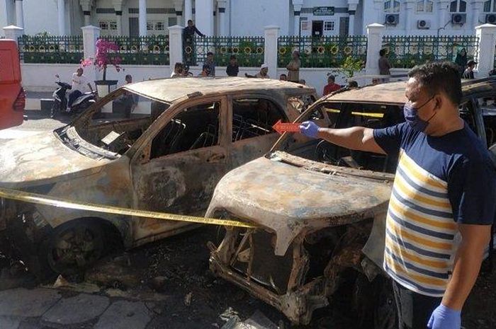 Toyota Rush dan Daihatsu Terios terbakar habis di Jl Cut Ali, Kampung Baru, Baiturrahman, Banda Aceh saat pemilik salat subuh di masjid Baiturrahman, (15/5/22)