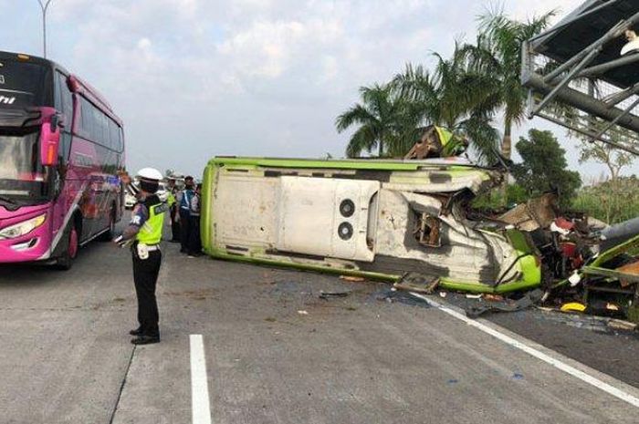 Kondisi Bus pariwisata Ardiansyah yang mengalami kecelakaan maut di Tol Surabaya-Mojokerto, Senin (16/5/2022) pagi.