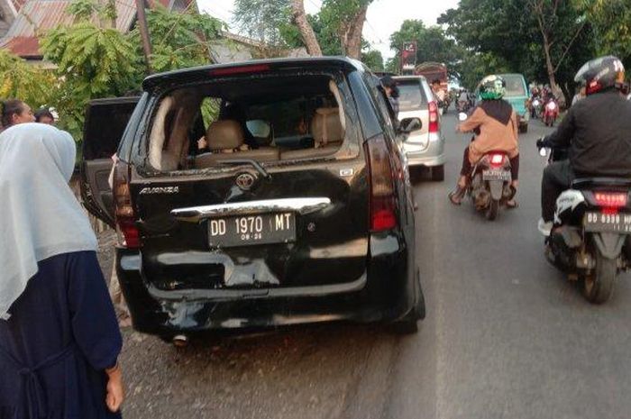 Bodi belakang Toyota Avanza hitam ringsek ditabrak truk dari belakang di Jeneponto, Sulawesi Selatan