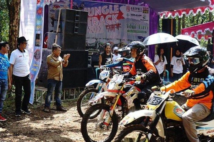 Ajang balap motocross yang digelar di Hutan Darupono, Kendal, Minggu (15/05/2022).