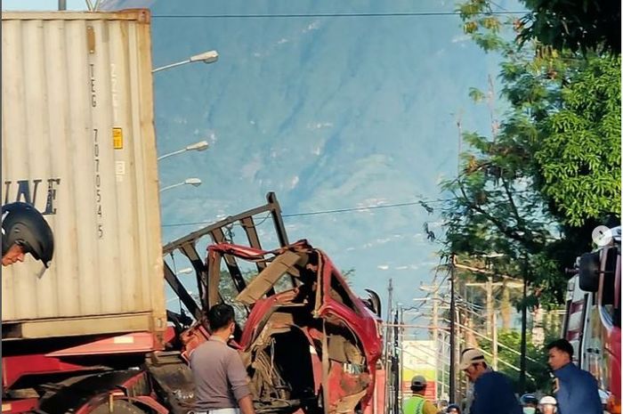 Truk kontainer nopol L 8014 UJ hancur usaitabrak truk kontainer Gudang Garam nopol AG 8824 AH di Teras, Boyolali, Jawa Tengah