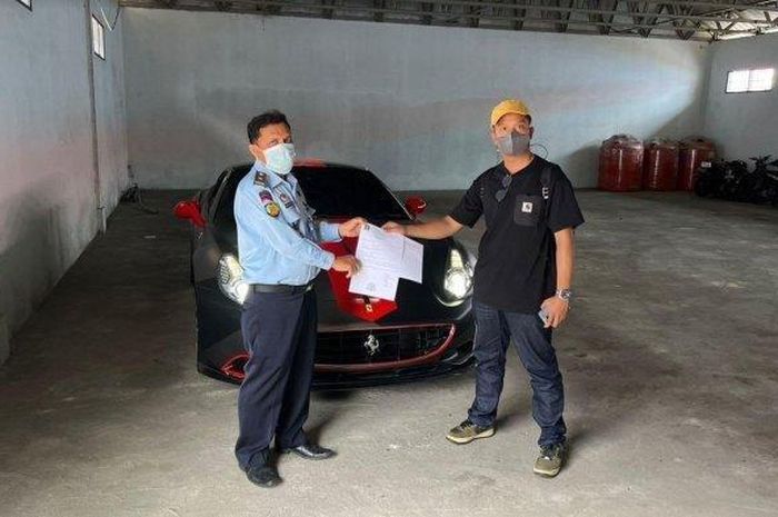 Bareskrim Polri menjemput mobil Ferrari F149 California milik tersangka Binomo Indra Kesuma alias Indra Kenz yang berada di Medan, Sumatera Utara (Sumut).
