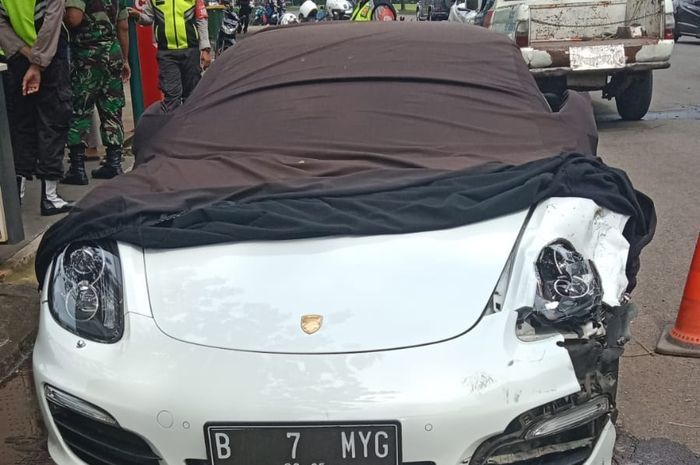 kondisi Porsche 718 Boxter usai menabrak Honda Vario yang dikendarai Ojol di Tangerang, Selasa (17/9/2022).