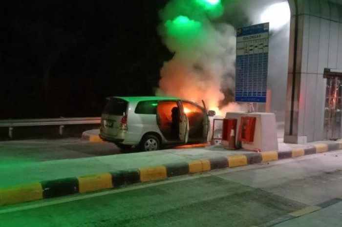 Kondisi saat Toyota Kijang Innova terbakar di gerbang tol Kota Baru, Tanjung Bintang ruas tol Bakauheni-Terbanggi, (15/5/22)