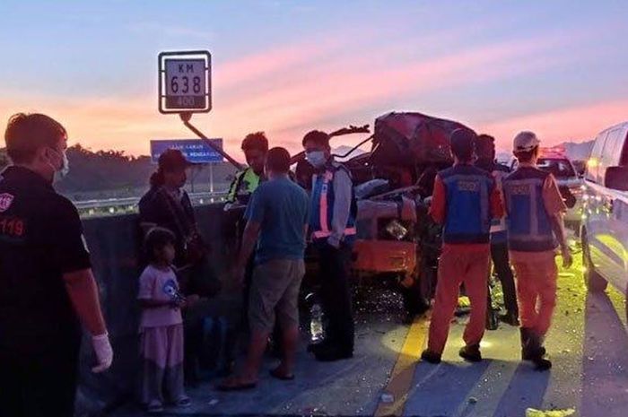 Mitsubishi L300 Station terburai usai tabrak truk di ruas tol Nganjuk KM 638+400/B, Jawa Timur