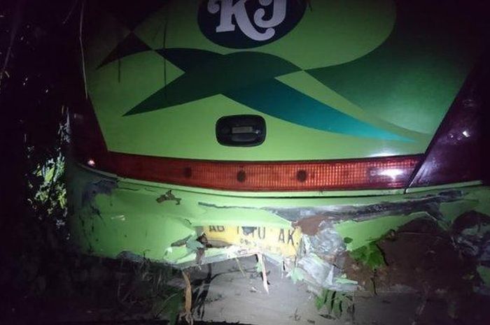 Kondisi bagian belakang microbus berisi 25 rombongan pengantin usai tabrak dua Honda Brio di Dlingo, Bantul akibat gagal menanjak