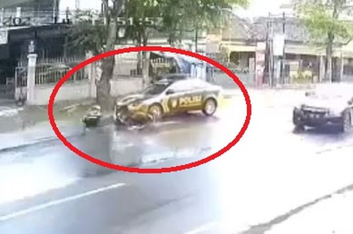 Dalam lingkaran merah, detik-detik mobil patroli Sabhara Polres Tulungagung tabrak pengendara ojek online