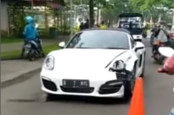 Porsche 718 Boxster Convertible terkoyak tabrakan dengan motor diduga pengojek online di Alam Sutera, Tangerang Selatan