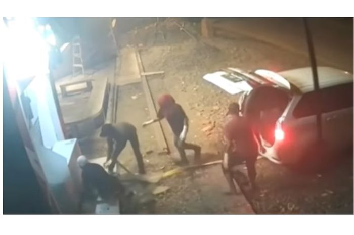 Toyota Avanza dipakai membobol ATM bak film action