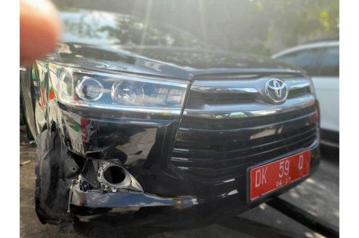 Kondisi bumper depan kanan Toyota Kijang Innova Dinas Wakil Bupati Badung terkoyak ditabrak WNA teler kendarai motor di Uluwatu, Kuta Selatan, Badung, Bali