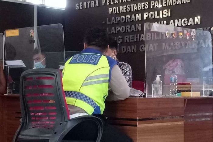 Briptu Nauval Yudhistira saat membuat laporan di Polrestabes Palembang lantaran mengaku telah menjadi korban penganiayaan oleh seorang sopir truk Palembang, Selasa (17/4/2022).