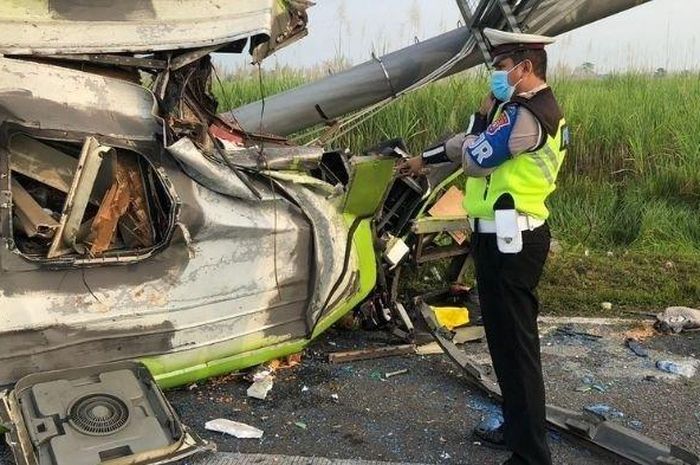 Kondisi bus Ardiansyah yang mengalami kecelakaan maut menabrak tiang papan pemberitahuan bahu jalan, di Tol Surabaya-Mojokerto, KM 712.400/A, Senin (16/5/2022) pagi. 