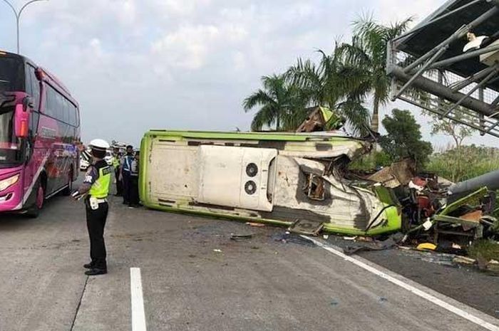 kondisi bus yang alami kecelakaan di Tol Surabaya Mojokerto