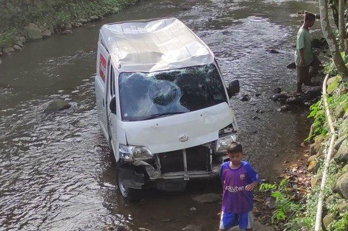 Kondisi Daihatsu Gran Max Blind Van milik Ninja Express usai koprol ke sungai di Singasari, Karanglewas, Banyumas, Jawa Tengah