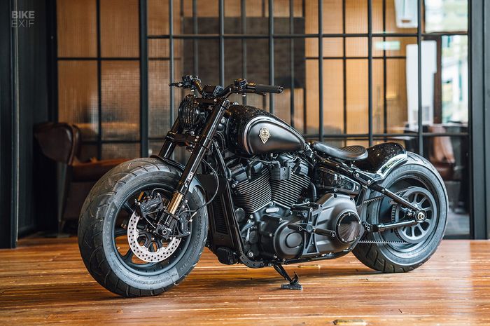 Harley-Davidson Softail Fat Boy bergaya bobber elegan