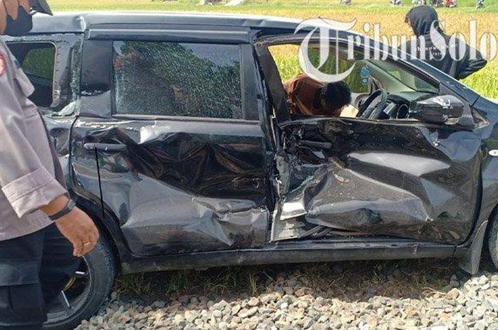 Nissan Grand Livina berantakan di bodi kanan setelah ditabrak Railbus Batara Kresna di Nguter, Sukoharjo, Jawa Tengah
