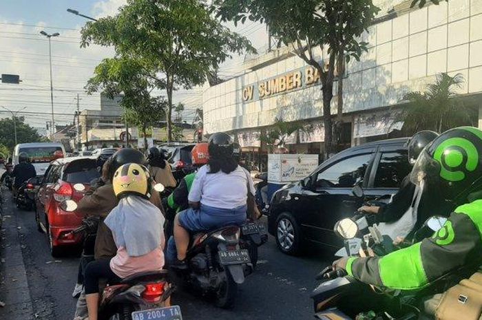 Kondisi kepadatan kendaraan di simpang Pingit kota Yogyakarta karena nyala lampu merah mencapai 90 detik