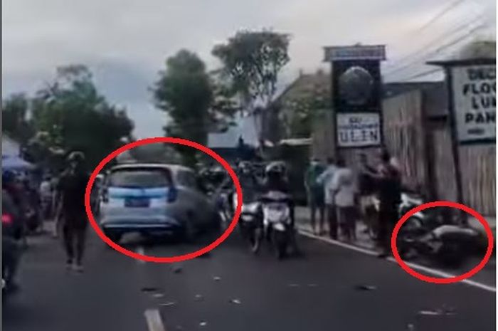 Honda Supra X 125 tebas Daihatsu Sigra di jalan raya Sakah, Sukawati, Gianyar, Bali