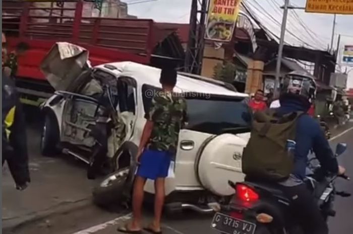 Kondisi Daihatsu Terios remuk usai kecelakaan dengan bus PO Efisiensi di kawasan Banyumanik, Semarang, Jateng