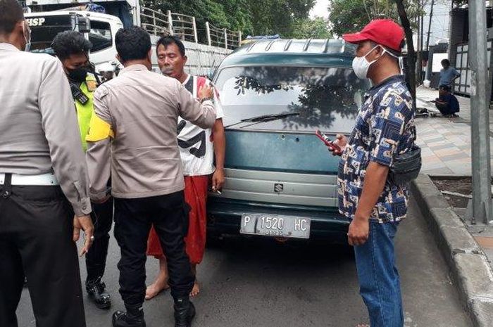 Proses penangkapa sopir Suzuki Carry yang berusaha melakukan percobaan penculikan dan pelecehan seksual ke dua siswi SMA Bangkalan