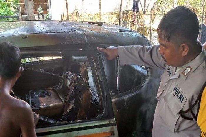 Toyota Avanza gosong terbakar saat pemilik tengah otak-atik tangki bensin yang dibarengi saudaranya masak air di belakang mobil