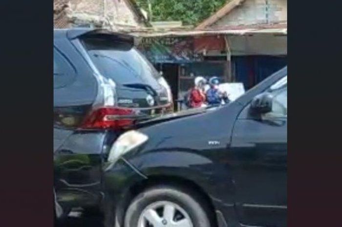 Tabrakan beruntun enam mobil diseruduk truk di jalan Magelang-Sleman, Beran, Tridadi, Sleman, Yogyakarta