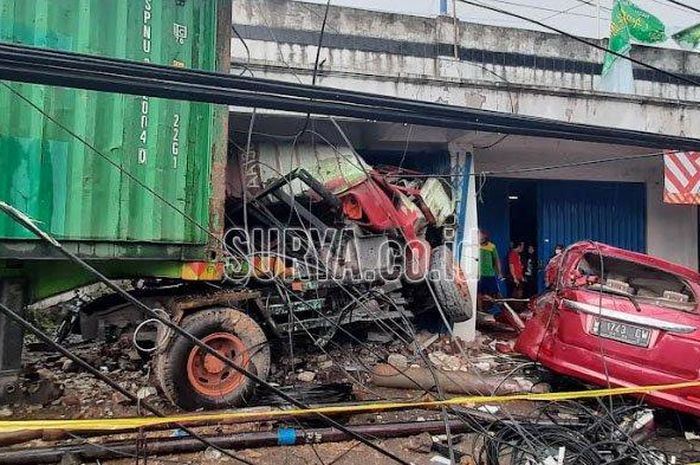 Kondisi TKP truk trailer hancurkan bangunan toko setelah menggilas Suzuki Ertiga hingga hancur habis-habisan di Bungah, Gresik, Jawa Timur