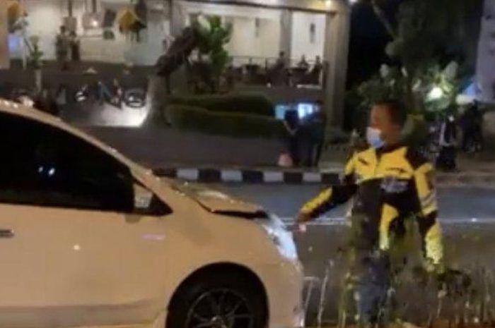 Nissan Grand Livina tabrak Toyota Kijang Innova gara-gara pengemudi meleng lihat Avanza dan Suzuki Karimun Wagon R hancur di Jatingaleh, Candisari, Semarang, Jateng