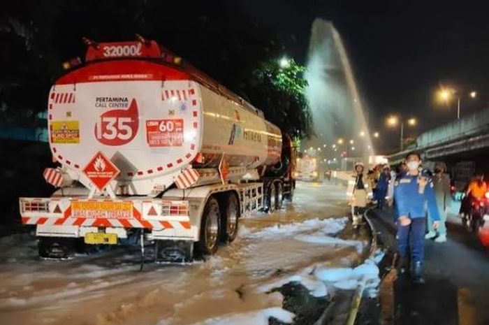 Pertalite yang tumpah dari truk tangki Pertamina berceceran di Jalan Outer Ringroad Cengkareng, Rabu (18/5) malam.