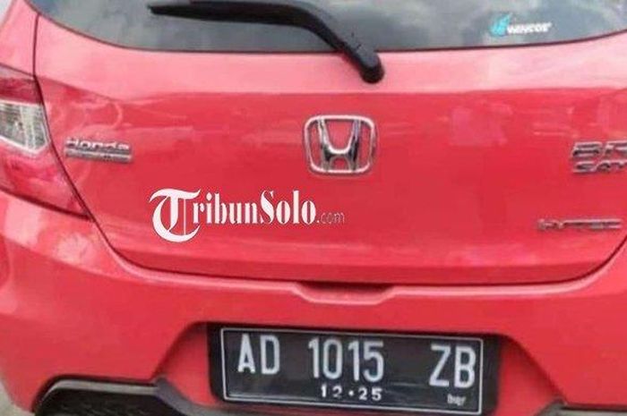 Honda Brio Satya merah nopol AD 1015 ZB milik ASN Pemkab Sukoharjo sebelum lenyap digondol maling di garasi rumahnya