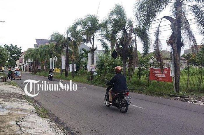 Jalan Pakel yang pisahkan Kota Surakarta dan Kabupaten Karanganyar, Jawa Tengah.