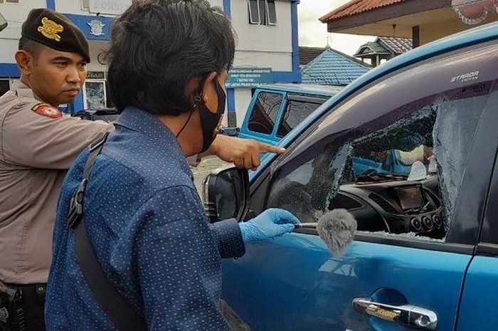 Kaca pintu depan kiri Mitsubishi Strada Triton bolong ulah bandit pecah kaca, uang tunai Rp 9 juta di kabin ludes