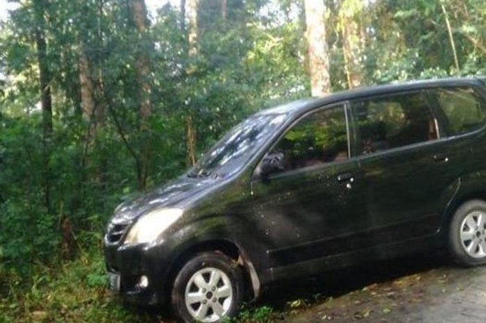 Toyota Avanza milik wisatawan yang di hutan Desa Kalisoro, Tawangmangu, Karanganyar, Jawa Tengah