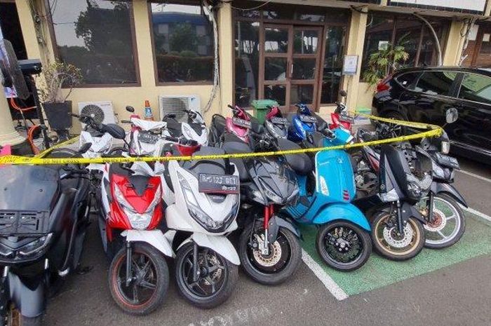 Barang bukti 14 motor yang diamankan Polres Jakarta Barat dari tangan bandit modus tipu bocil di jalan