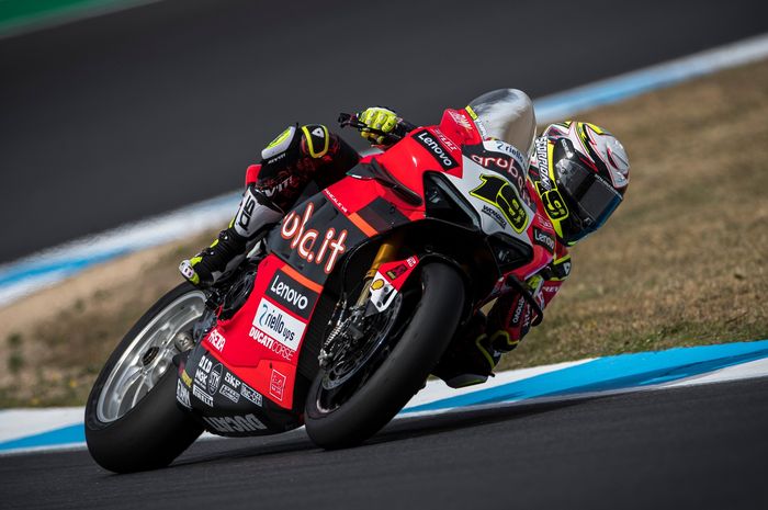 Alvaro Bautista berhasil mencuri kemenangan dari Toprak Razgatlioglu di Race 1 WorldSBK Estoril 2022 hanya beberapa meter dari garis finish.