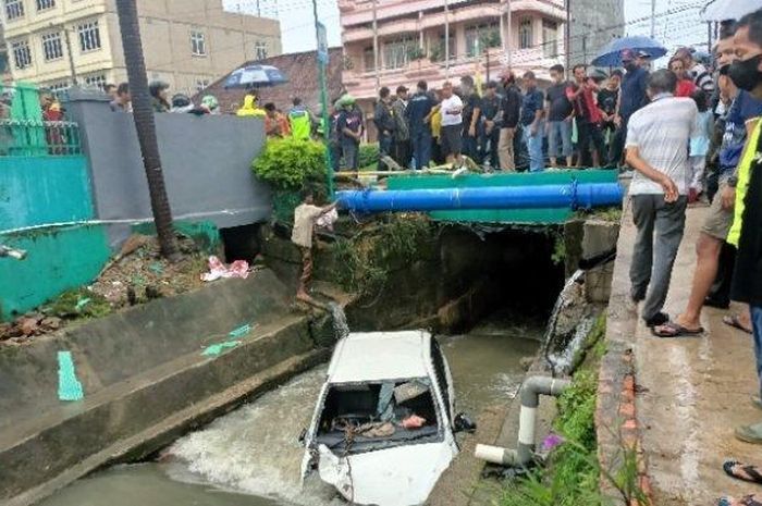 Sebuah Toyota Agya yang dikendarai seorang wanita tercebur ke kali di Jambi