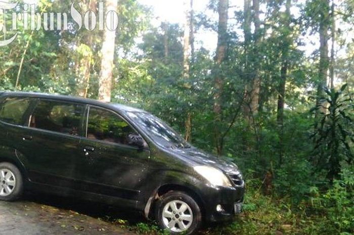 Toyota Avanza milik wisatawan yang ditinggal di jalan Tuguran wilayah Hutan Grojogan Sewu, Kalisoro, Tawangmangu, Karanganyar, Jawa Tengah