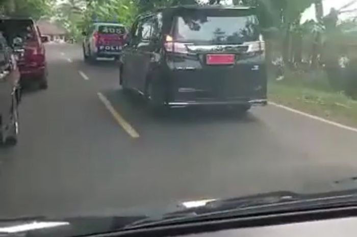 Kendaraan iring-iringan Bupati Pandeglang saat menyalip ambulans, Kamis (19/5/2022).