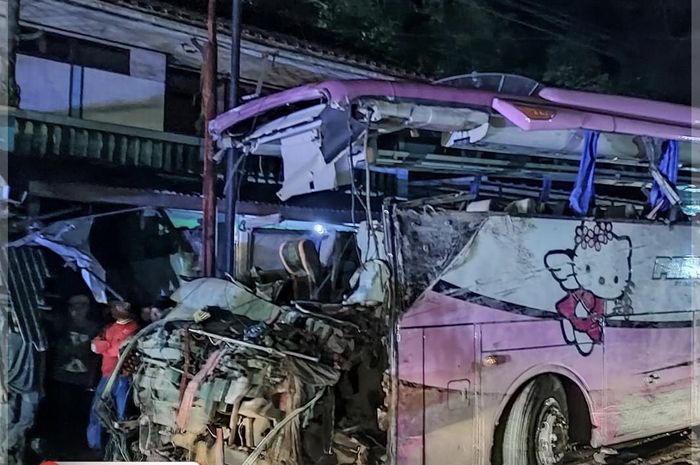 Sopir bus Pandawa yang mengalami kecelakaan maut di Ciamis, Jawa Barat diburu polisi. Sopir enteng bilang busnya mengalami rem blong. 