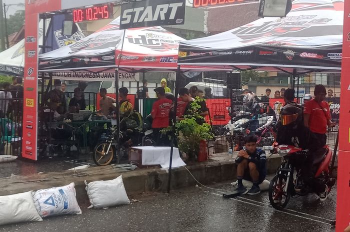 Hari kedua Kawahara K2R IDC Drag Bike 2022 digelar di bawah guyuran hujan sejak sore, Minggu (22/05/2022).