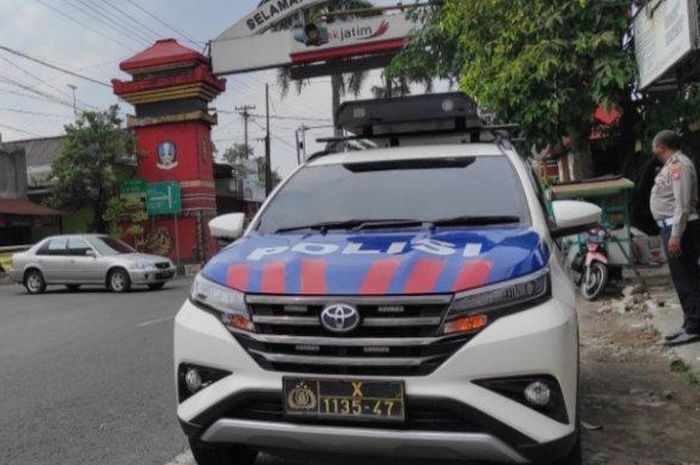 Mobil INCAR Polres Blitar Kota patroli di batas Kota Blitar atau wilayah Sanankulon, Kabupaten Blitar, Kamis (19/5/2022).