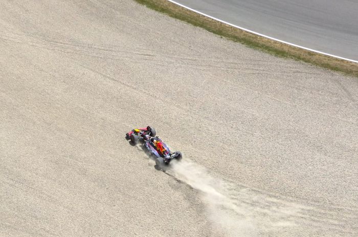 Max Verstappen melaju melebar di tikungan 4 balapan F1 Spanyol 2022