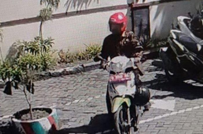 Tangkapan layar video aksi pencurian helm yang dilakukam seorang pria mengendarai motor pelat merah di Pengadilan Agama Brebes, Jumat (20/05/2022). 