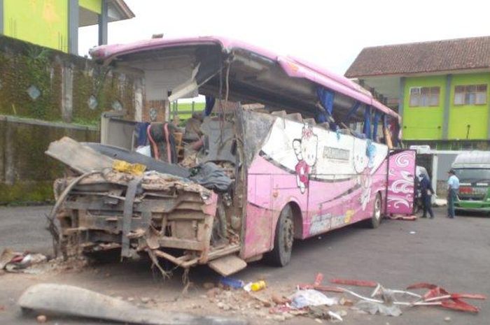 Kondisi bus PO Pandawa usai kecelakaan maut di tanjakan Pari, desa Paripurna, Payungsari, Panumbangan, Ciamis, Jawa Barat