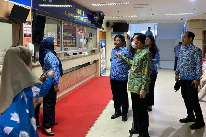 Dirjen Bina Keuangan Daerah Kemendagri Agus Fatoni (batik hijau) saat meninjau pelayanan pajak kendaraan di Samsat Batam, Kepulauan Riau.